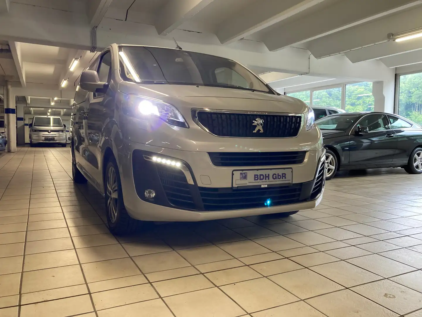 Peugeot Traveller 2.0 HDI Business VIP L3 7-Sitze Grau - 1