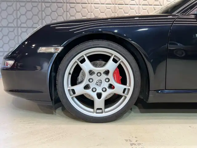 Porsche 911 view 6
