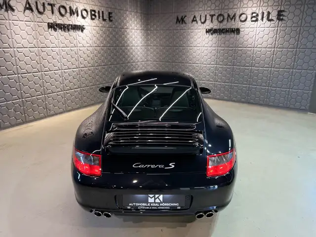 Porsche 911 view 11