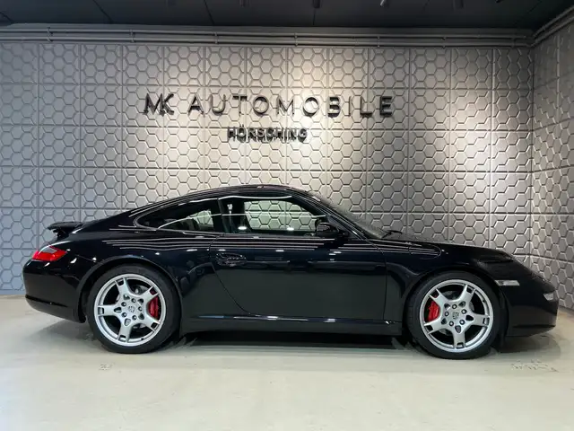 Porsche 911 view 7