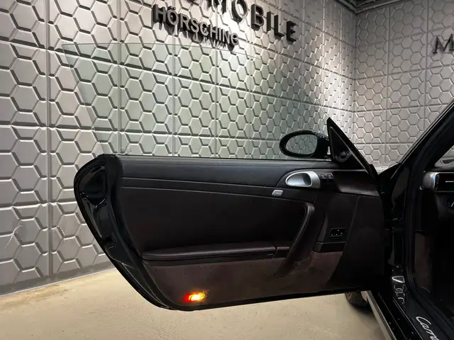Porsche 911 view 13