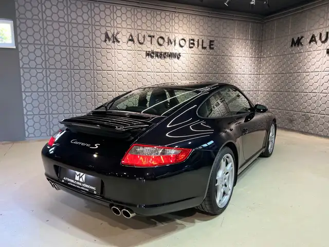 Porsche 911 view 8