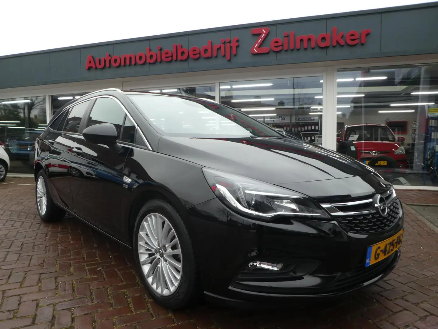 Opel Astra 1.4 TURBO AUTOMAAT SPORTS TOURER INNOVATION Zwart - 1