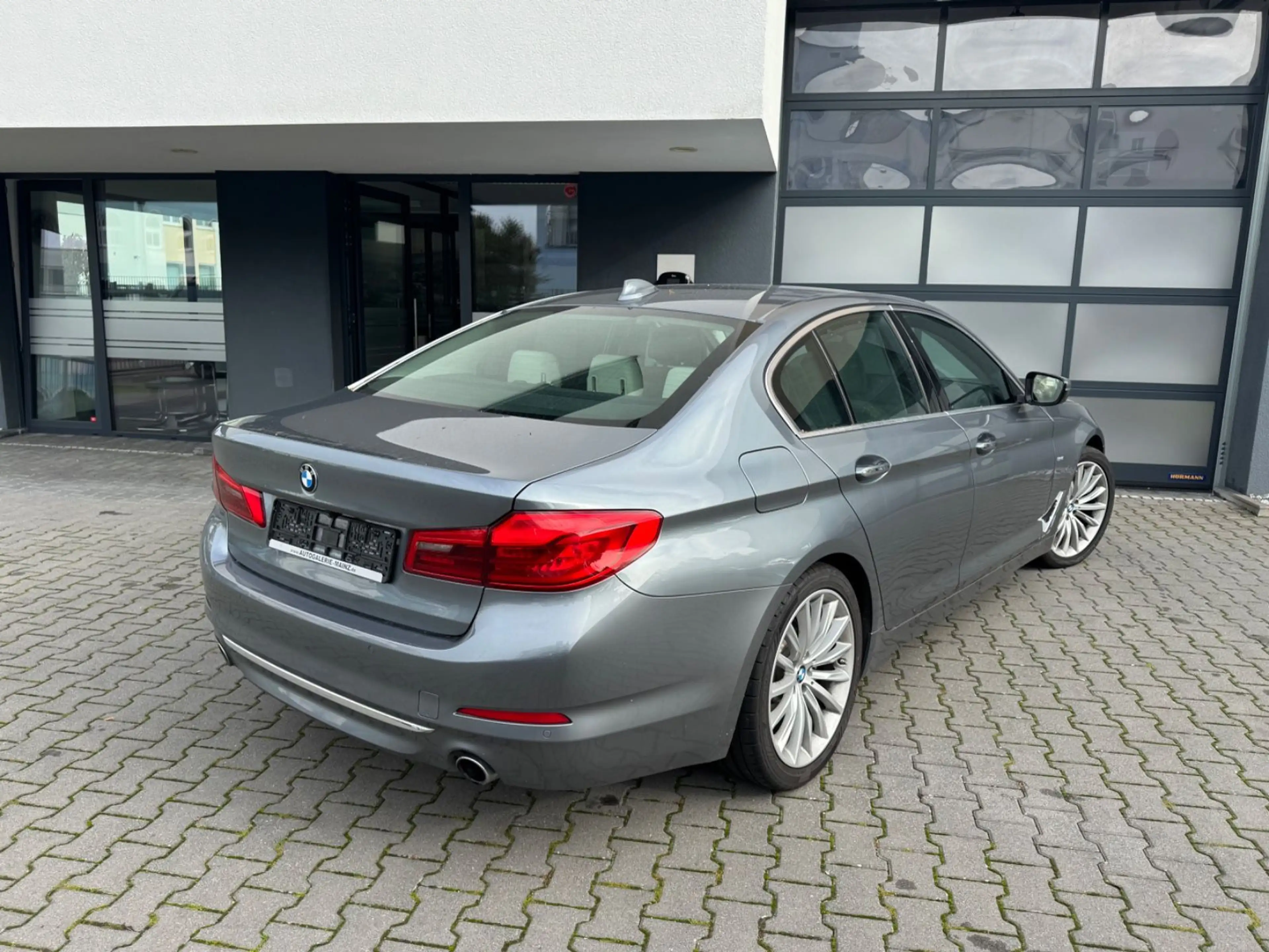 BMW 530 i Luxury Line — photo 3