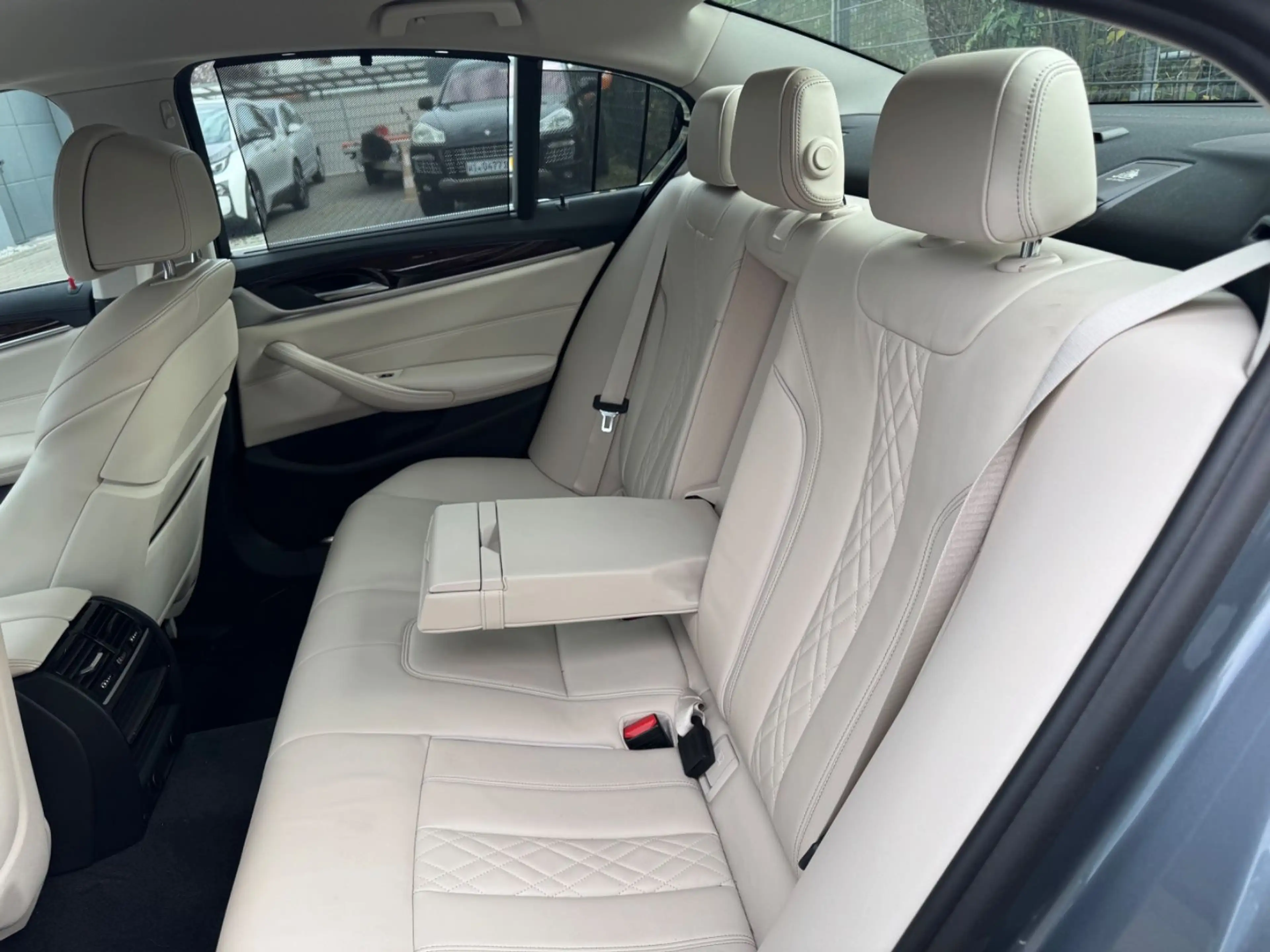 BMW 530 i Luxury Line — photo 11