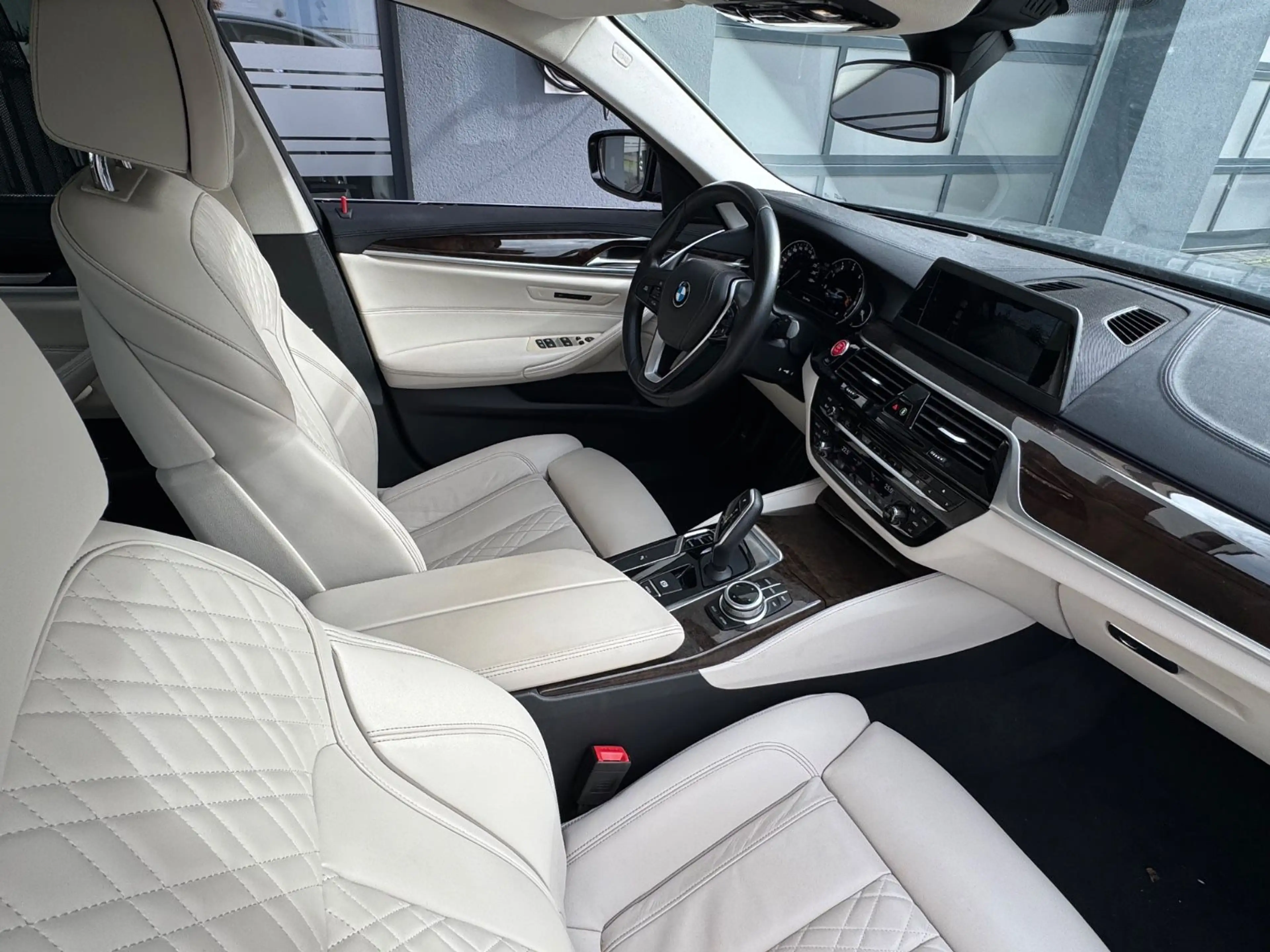 BMW 530 i Luxury Line — photo 9