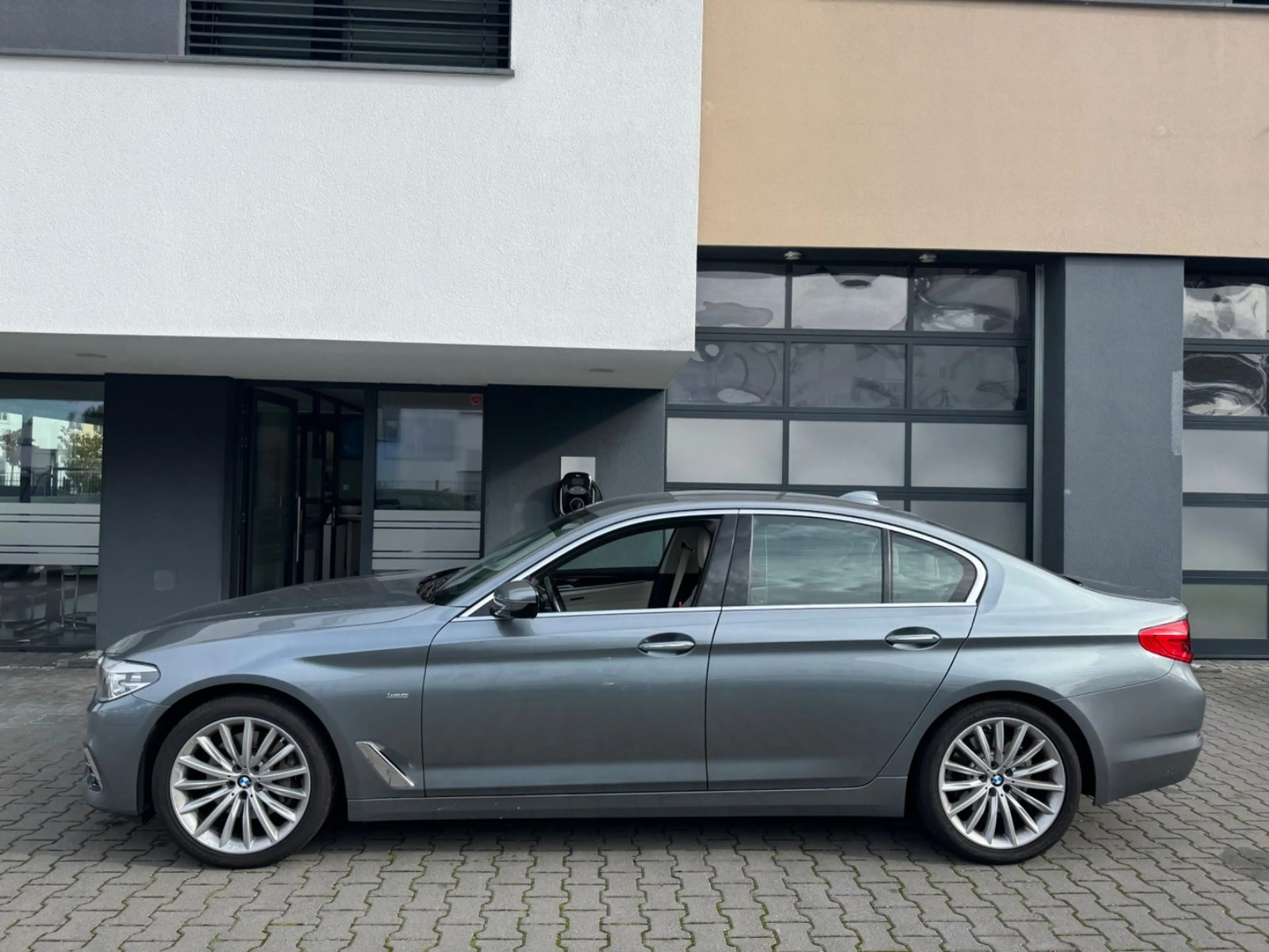 BMW 530 i Luxury Line — photo 2
