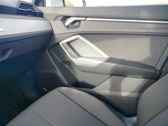Audi Q3 view 24