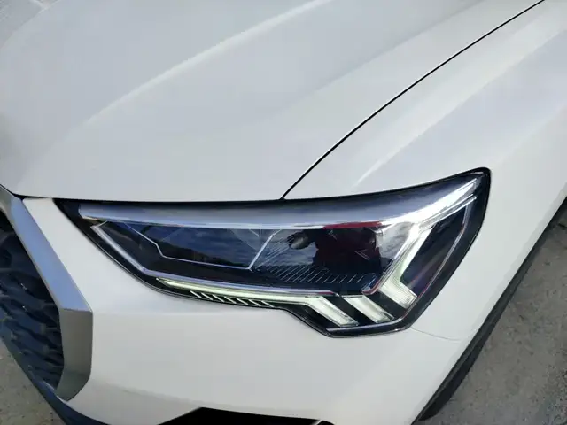 Audi Q3 view 9
