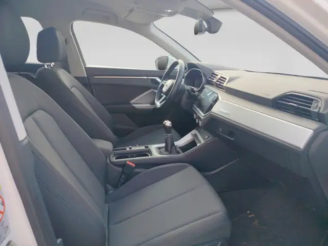 Audi Q3 view 18