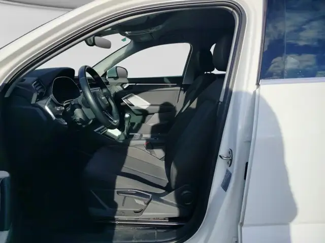 Audi Q3 view 11