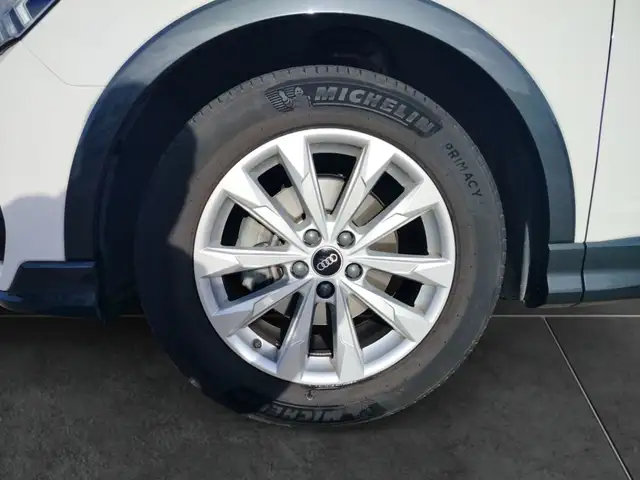 Audi Q3 view 8