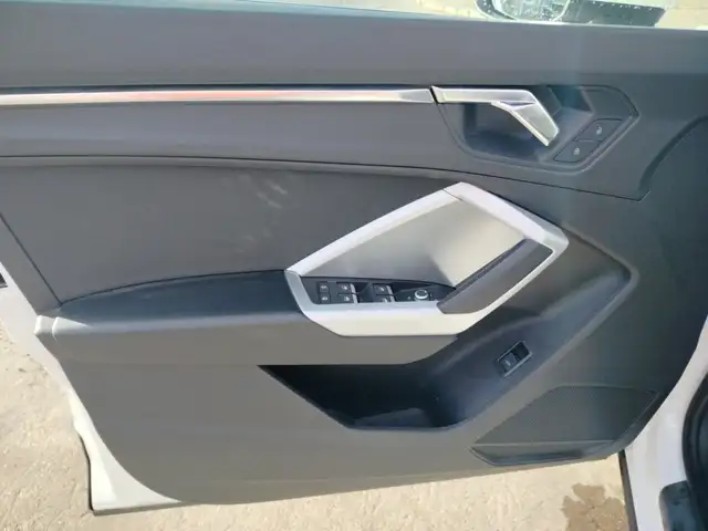 Audi Q3 view 12