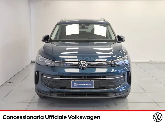 Volkswagen Tiguan view 3