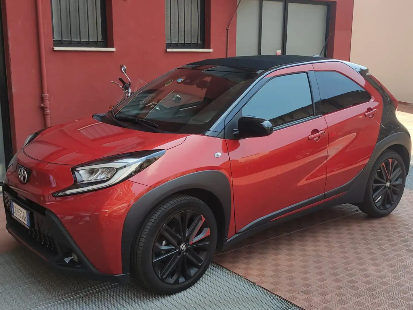 Toyota Aygo Aygo X Air X 1.0 Lounge Air 72cv s-cvt Rosso - 1