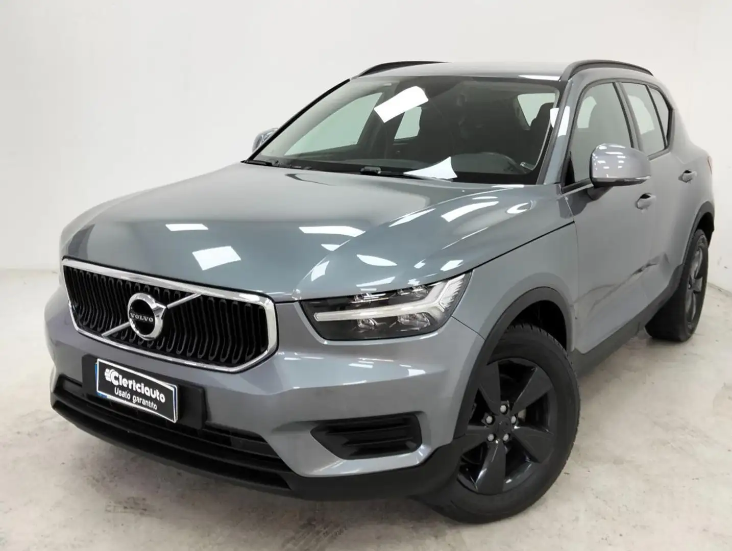 Volvo XC40 D3 AWD Geartronic Momentum Grau - 1