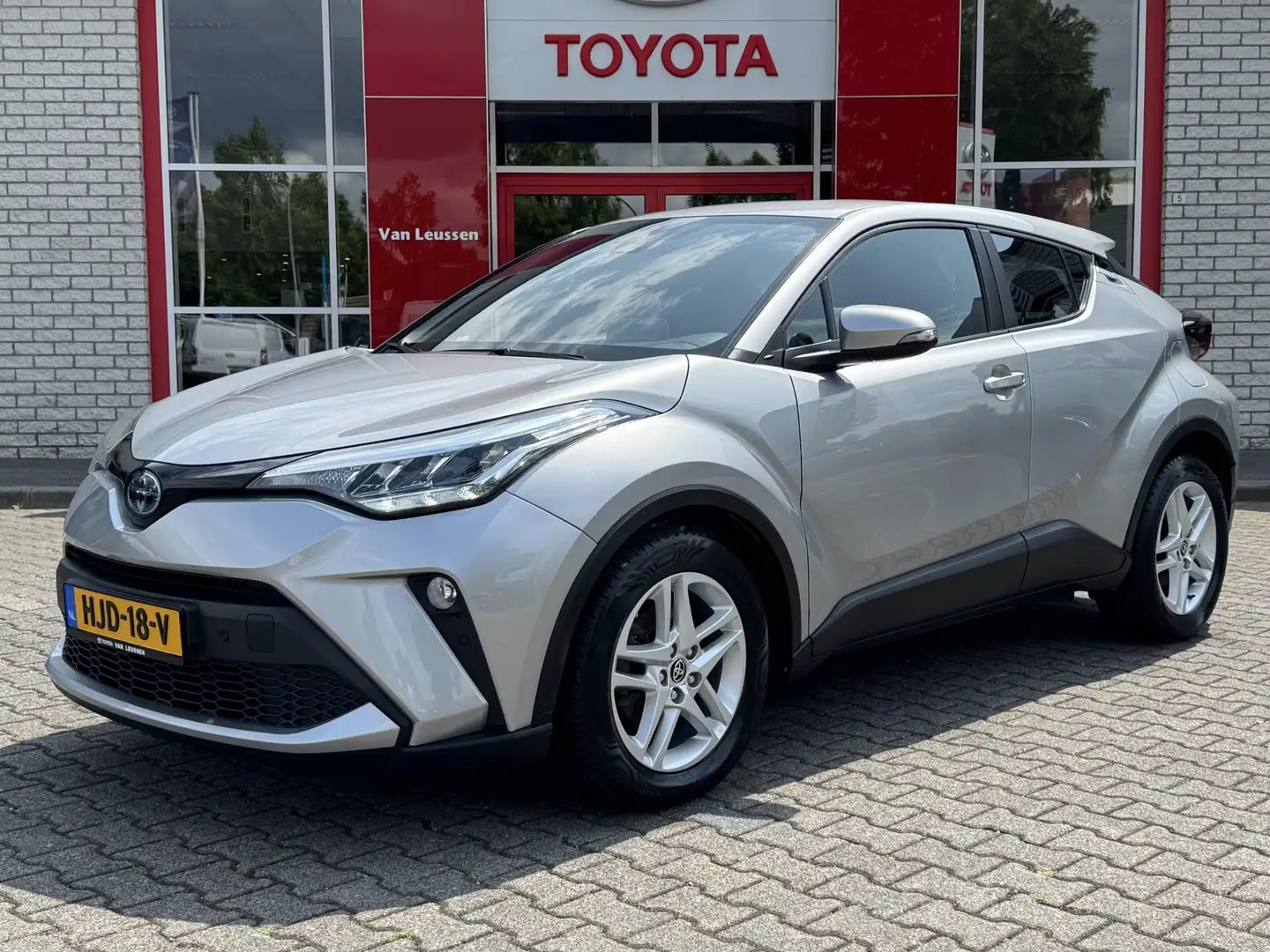 Toyota C-HR 1.8 HYBRID LM-VELGEN NAVI PARKCAMERA PARKSENSOREN Zilver - 1