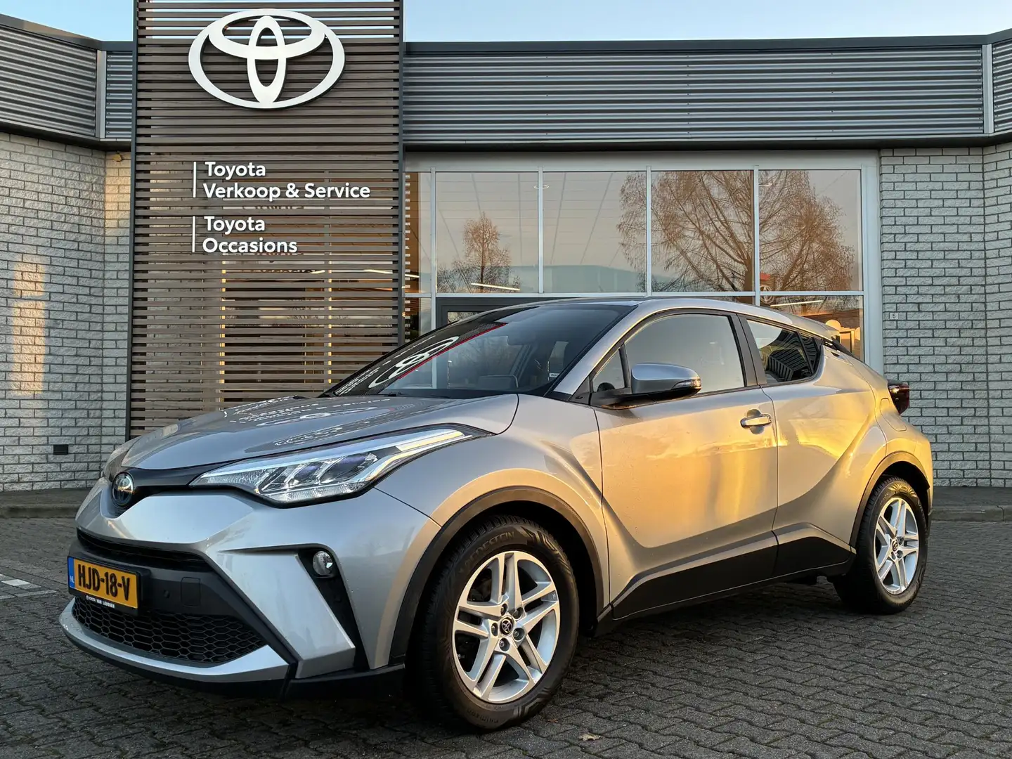 Toyota C-HR 1.8 HYBRID LM-VELGEN NAVI CAMERA PARK-SENSOREN APP Zilver - 1