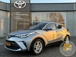 Toyota C-HR Alarm, Stoelverwarming, Parkeerhulp met camera, Lane Departure Warning Systeem, Grootlichtassistent, Verkeersbordherkenning, Navigatiesysteem, LED verlichting