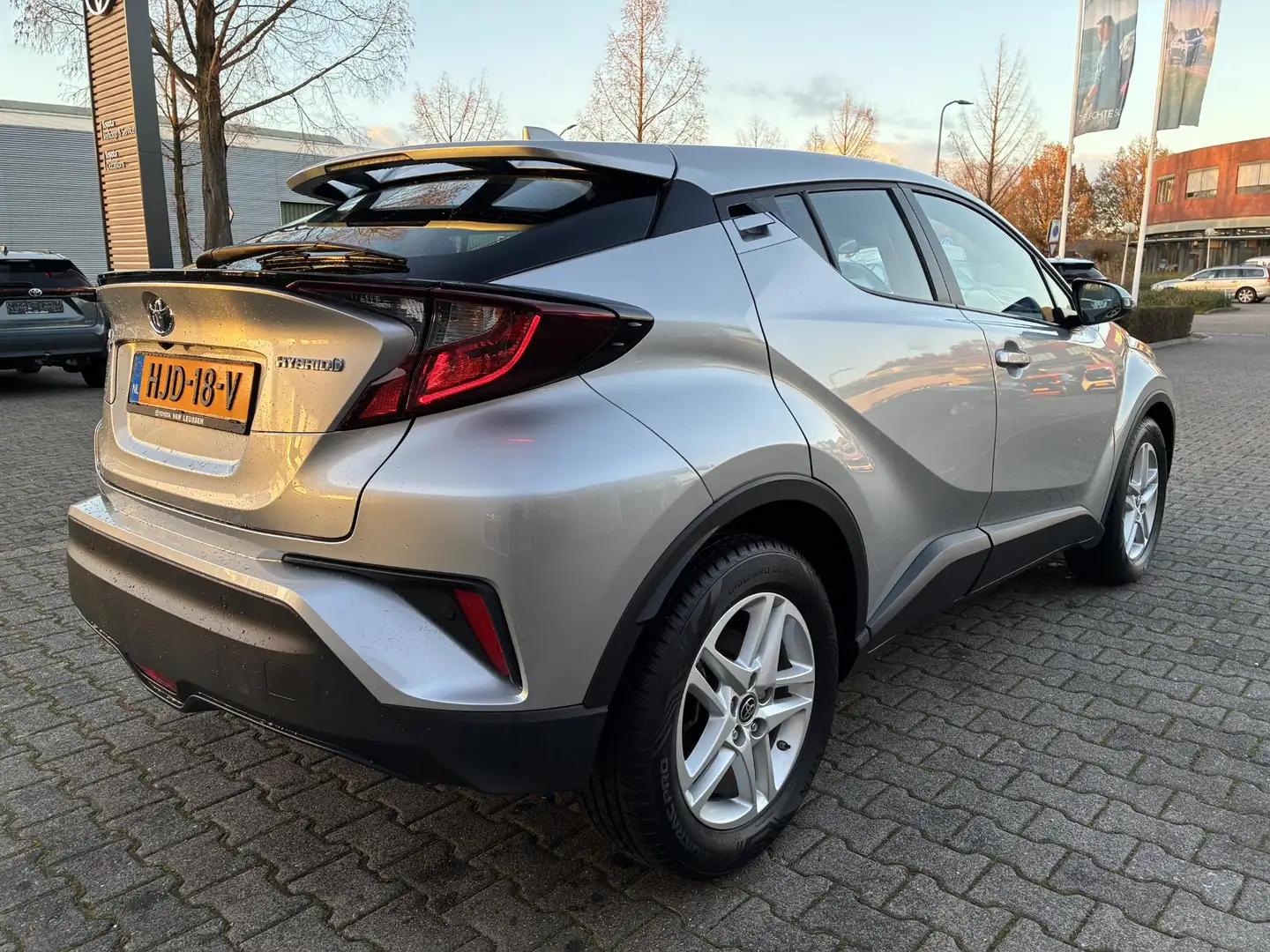 Toyota C-HR 1.8 HYBRID LM-VELGEN NAVI CAMERA PARK-SENSOREN APP Zilver - 2