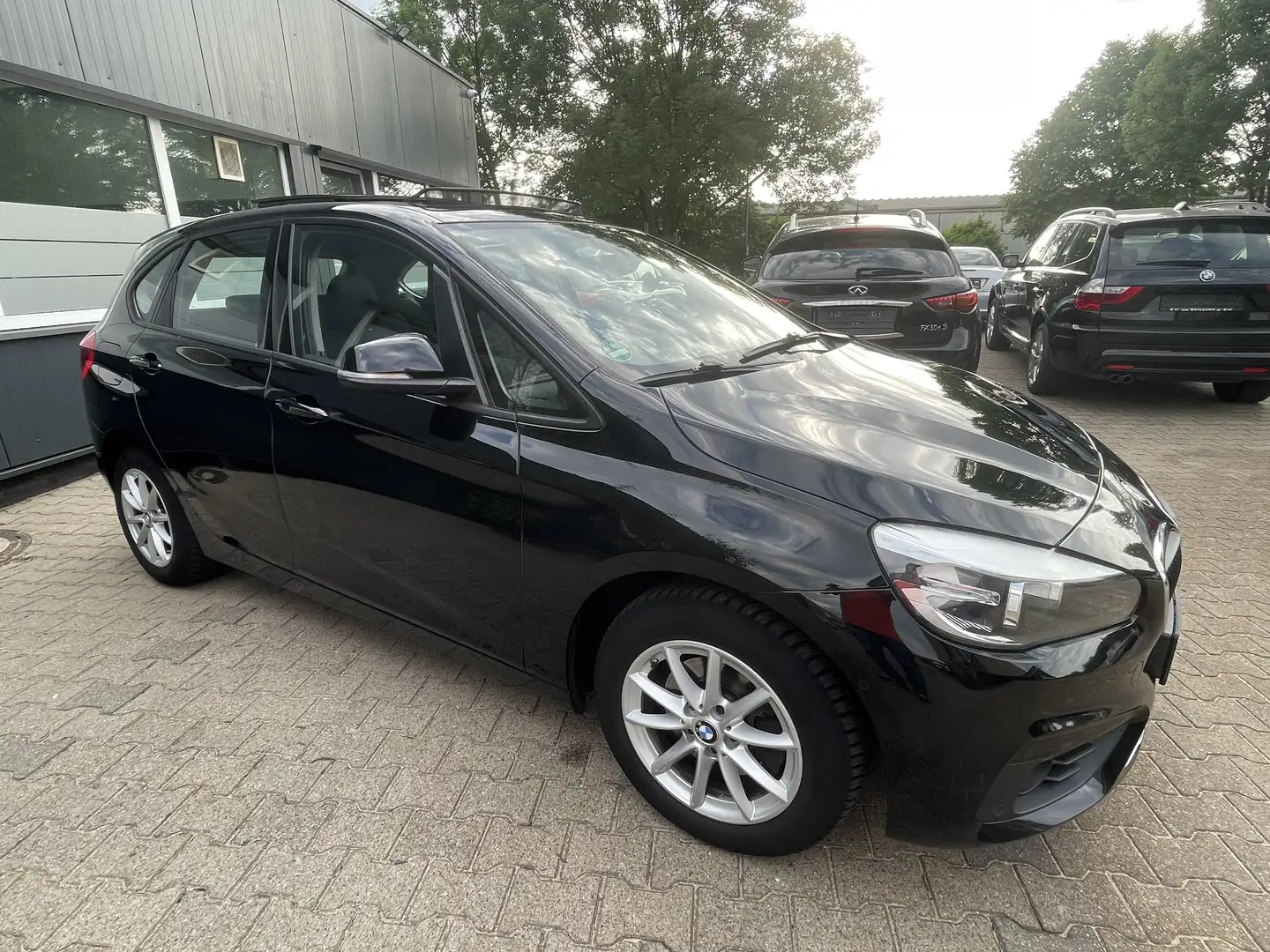 BMW 218 d ACTIVE TOURER Steptronic 2Hand Navi AHK Panorama Fekete - 2