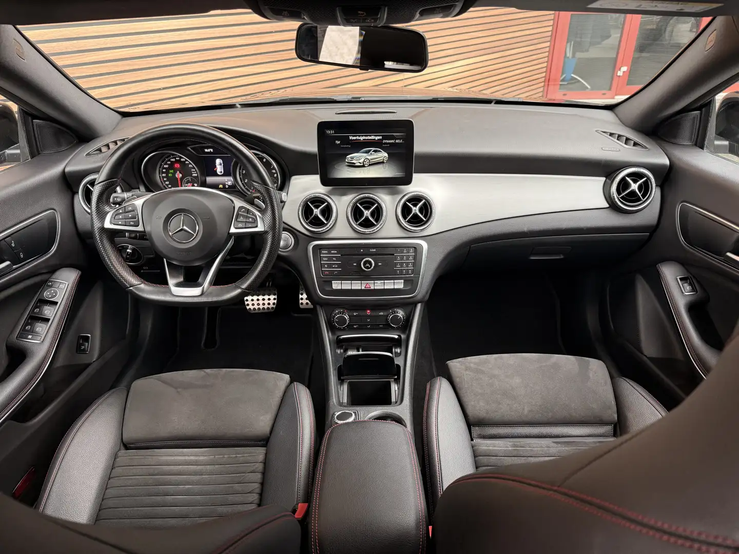 Mercedes-Benz CLA 180 Ambition AMG-Line 18Inch / Sportstoelen / Navi / T Gris - 2