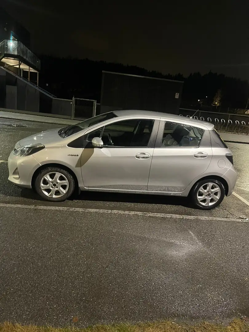Toyota Yaris Yaris 1.5i VVT-i Hybrid Optimal Essent.(Fleet) Zilver - 2