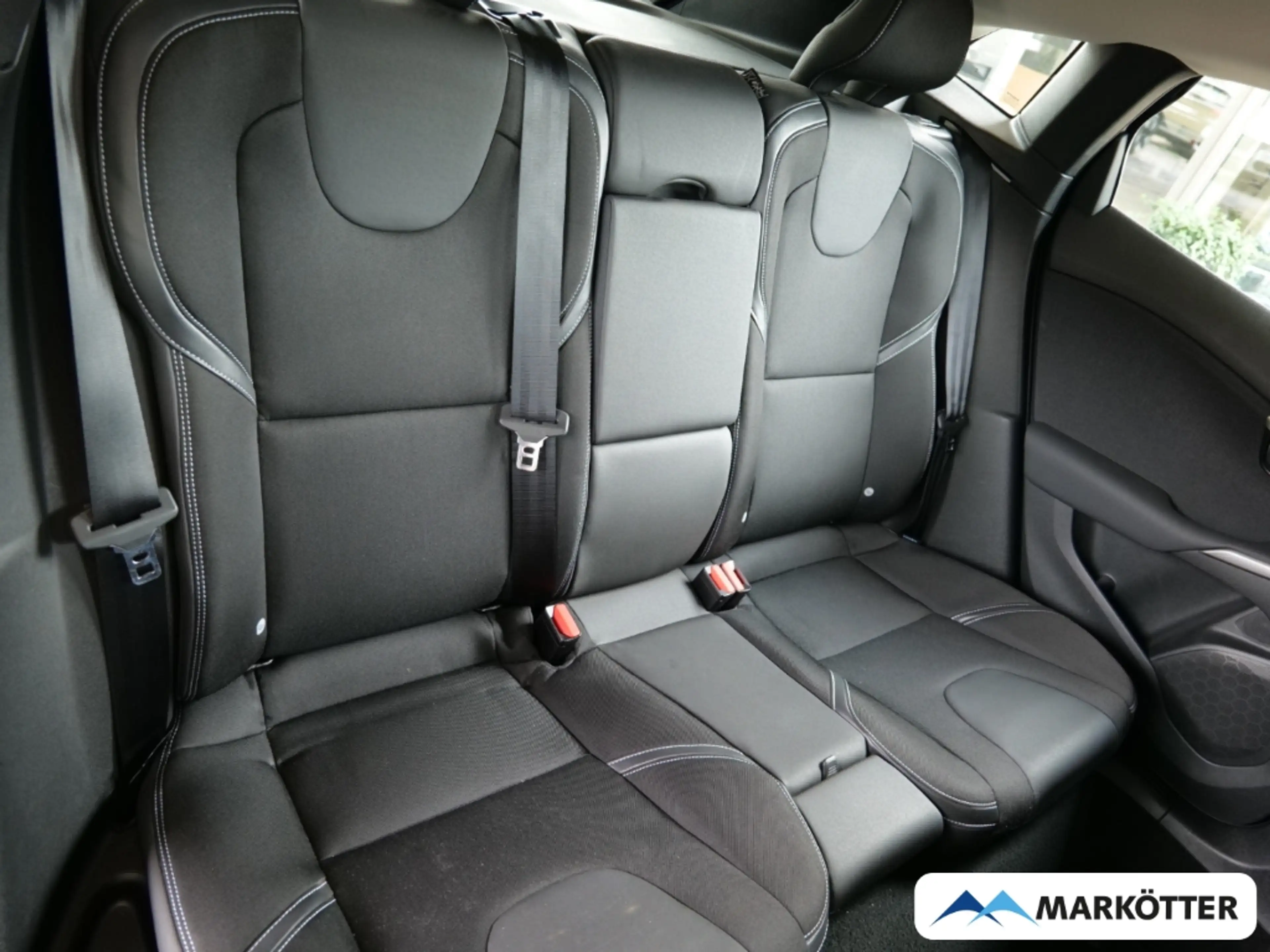 Volvo V40 D2 Momentum /Kamera/2x PDC/Scheckheftgepflegt/ — photo 8