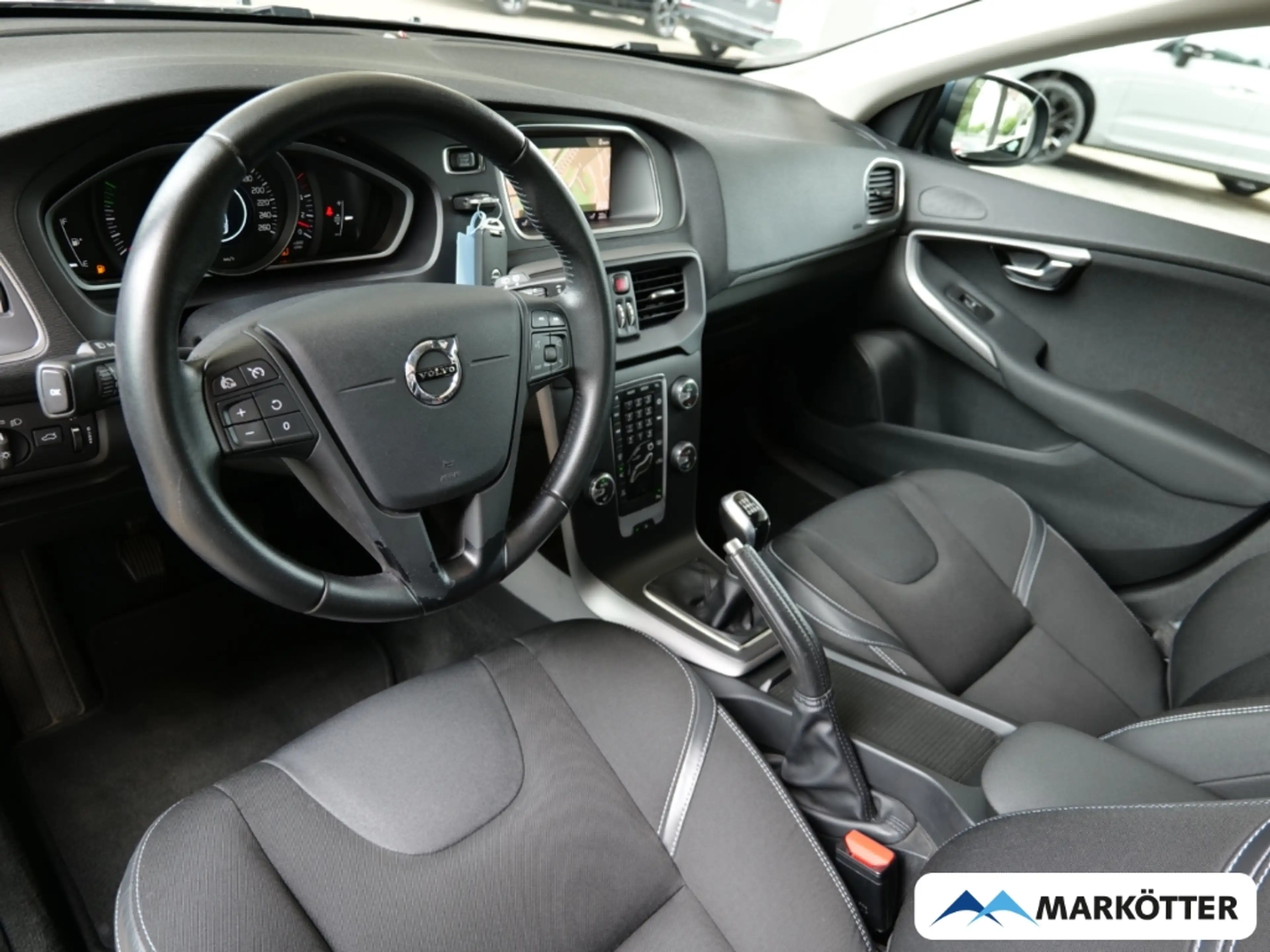 Volvo V40 D2 Momentum /Kamera/2x PDC/Scheckheftgepflegt/ — photo 4