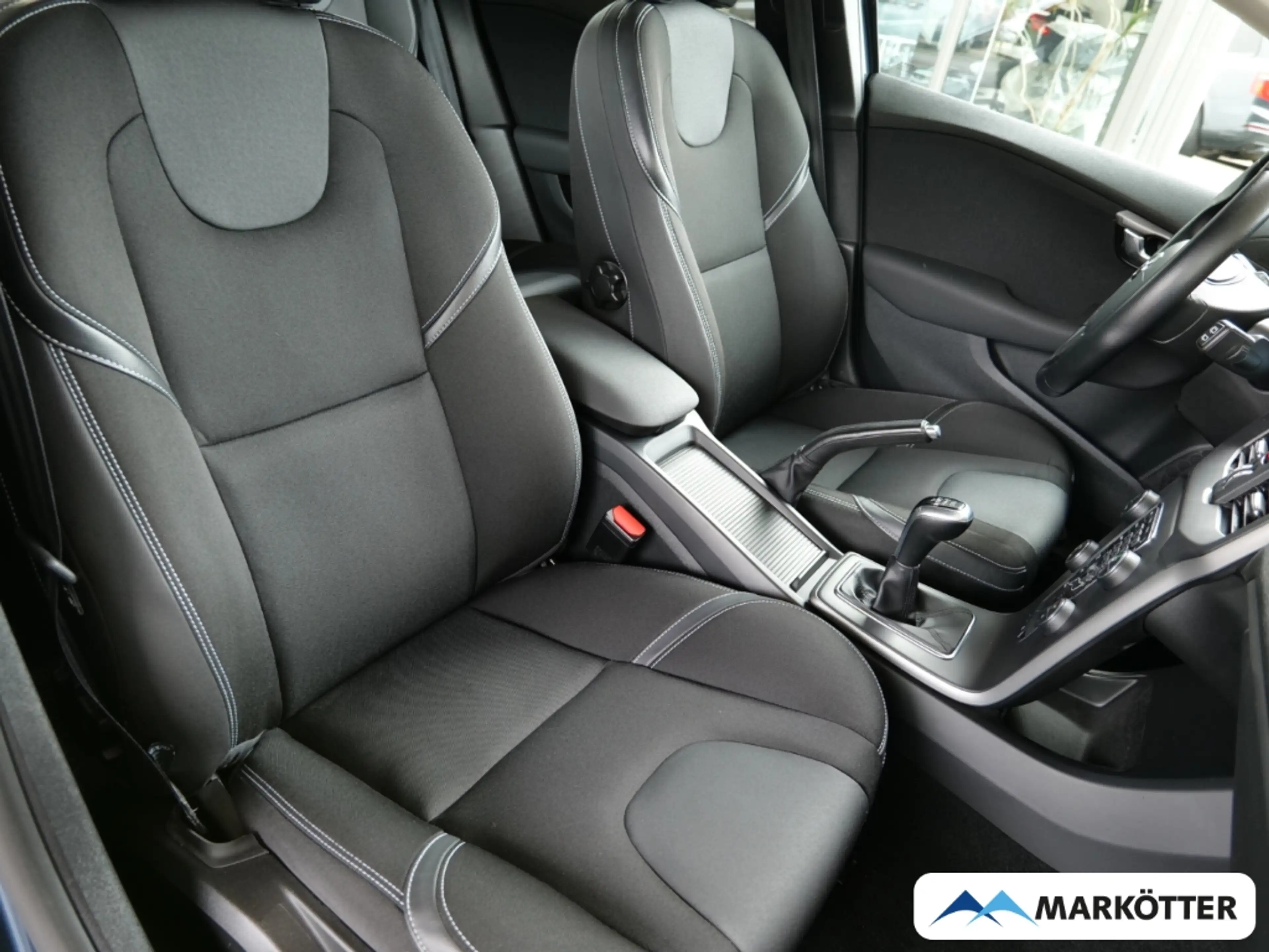 Volvo V40 D2 Momentum /Kamera/2x PDC/Scheckheftgepflegt/ — photo 7