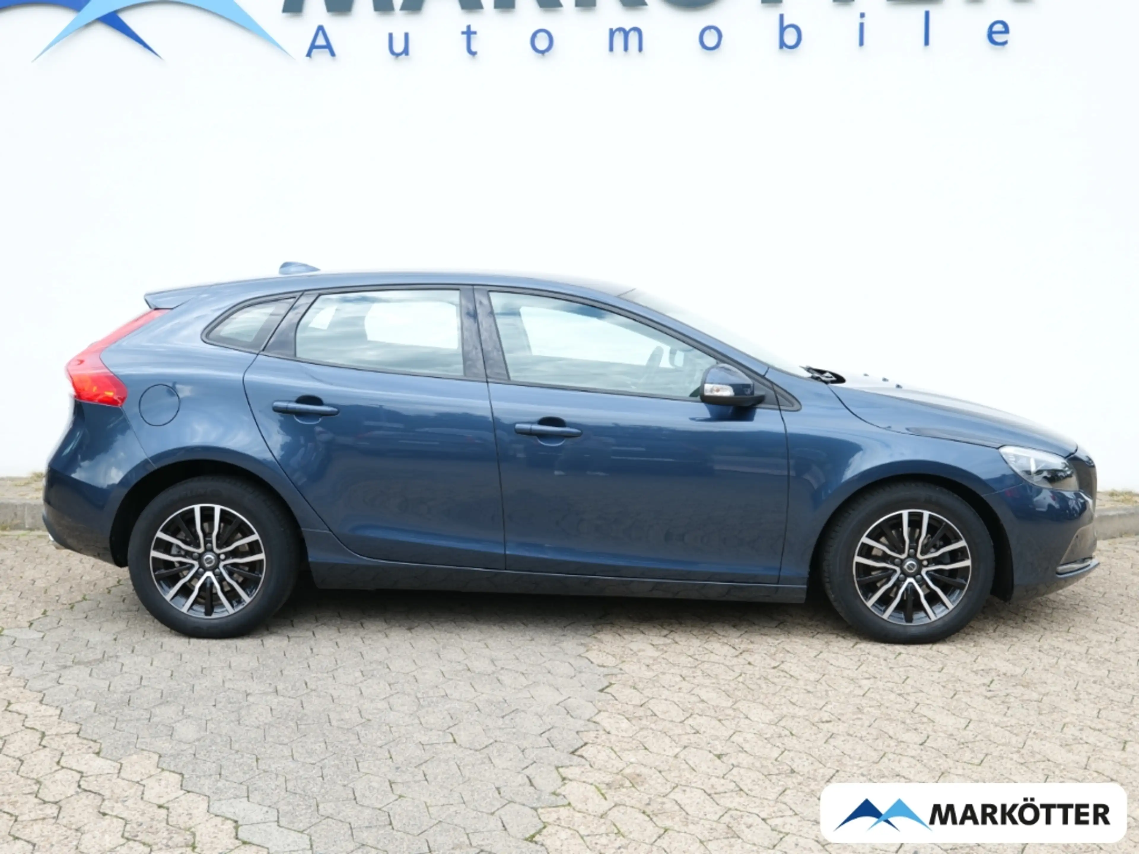 Volvo V40 D2 Momentum /Kamera/2x PDC/Scheckheftgepflegt/ — photo 3
