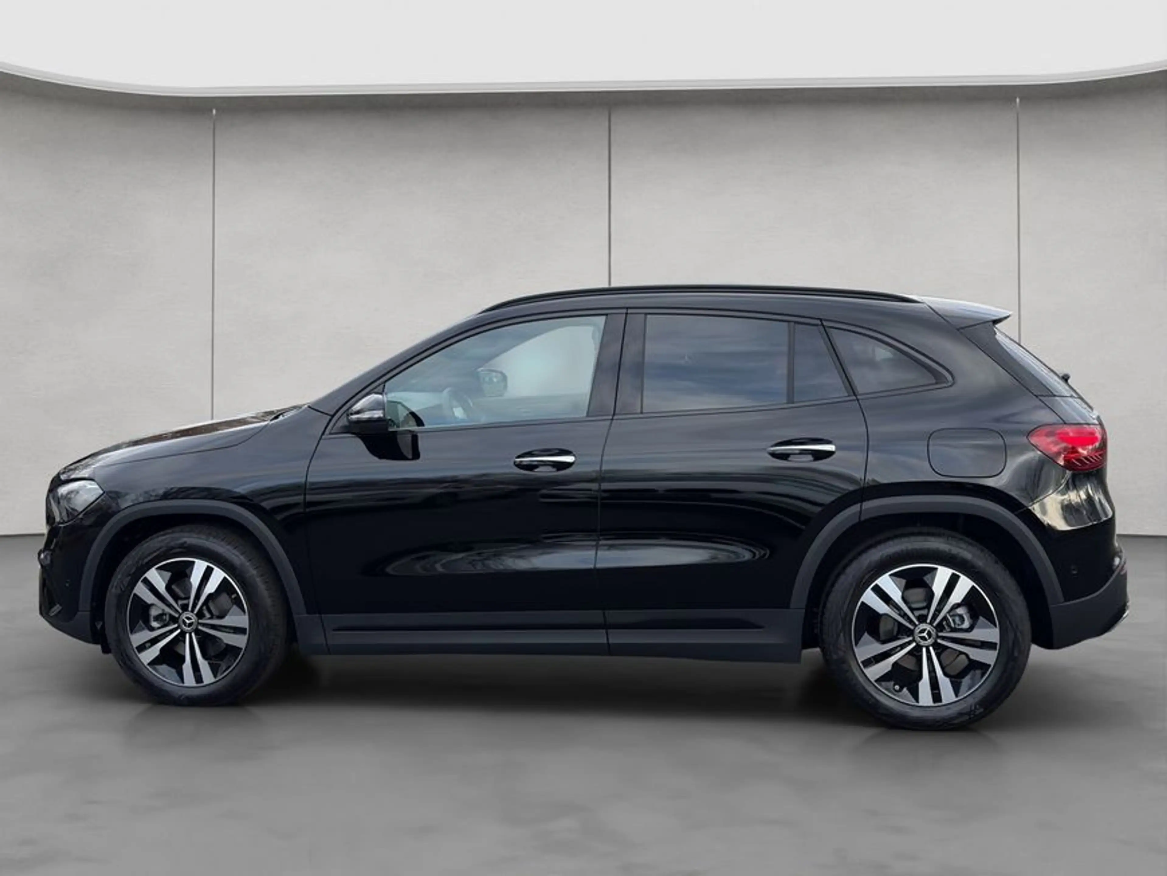 Mercedes-Benz GLA 180 GLA — photo 2