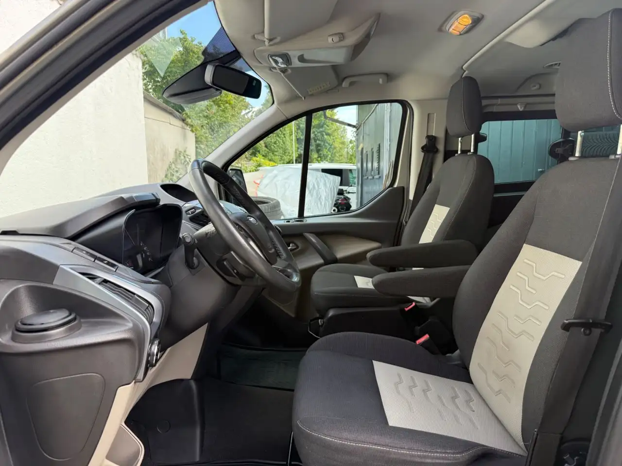 FORD TOURNEO CUSTOM 2.2 TDCI 155CH - TITANIUM - 8 PLACES - ATTELAGE - BVM - CAMÉRA DE RECUL