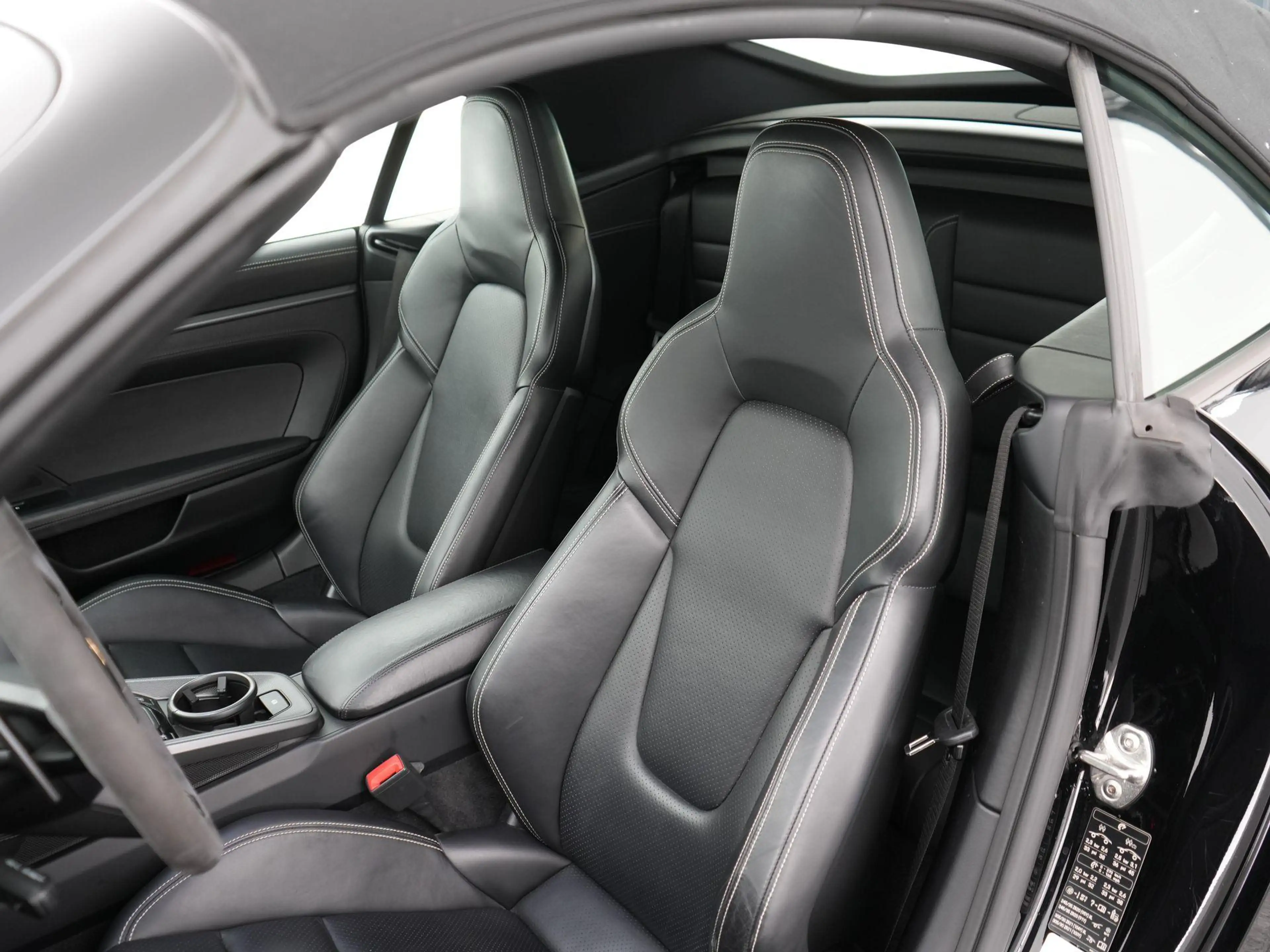 Porsche 992 Cabrio 3.0 Carrera S — photo 11