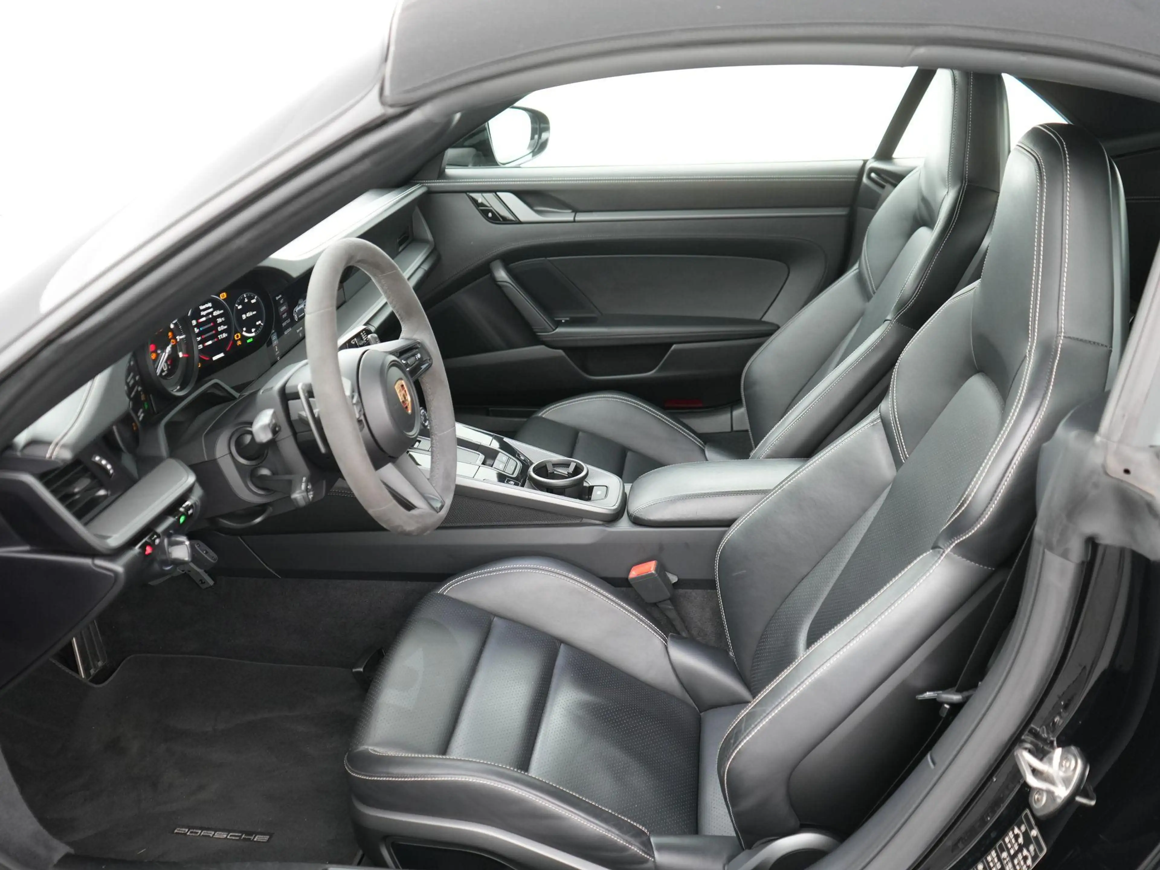 Porsche 992 Cabrio 3.0 Carrera S — photo 12
