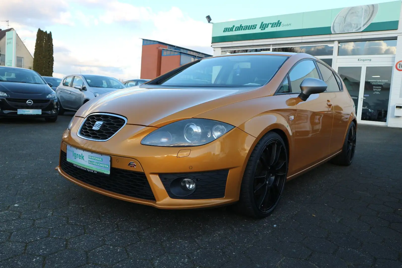 SEAT Leon FR Xenon/Navi/8-Fach Bereift/2.Hand/PDC V&H Gelb - 1