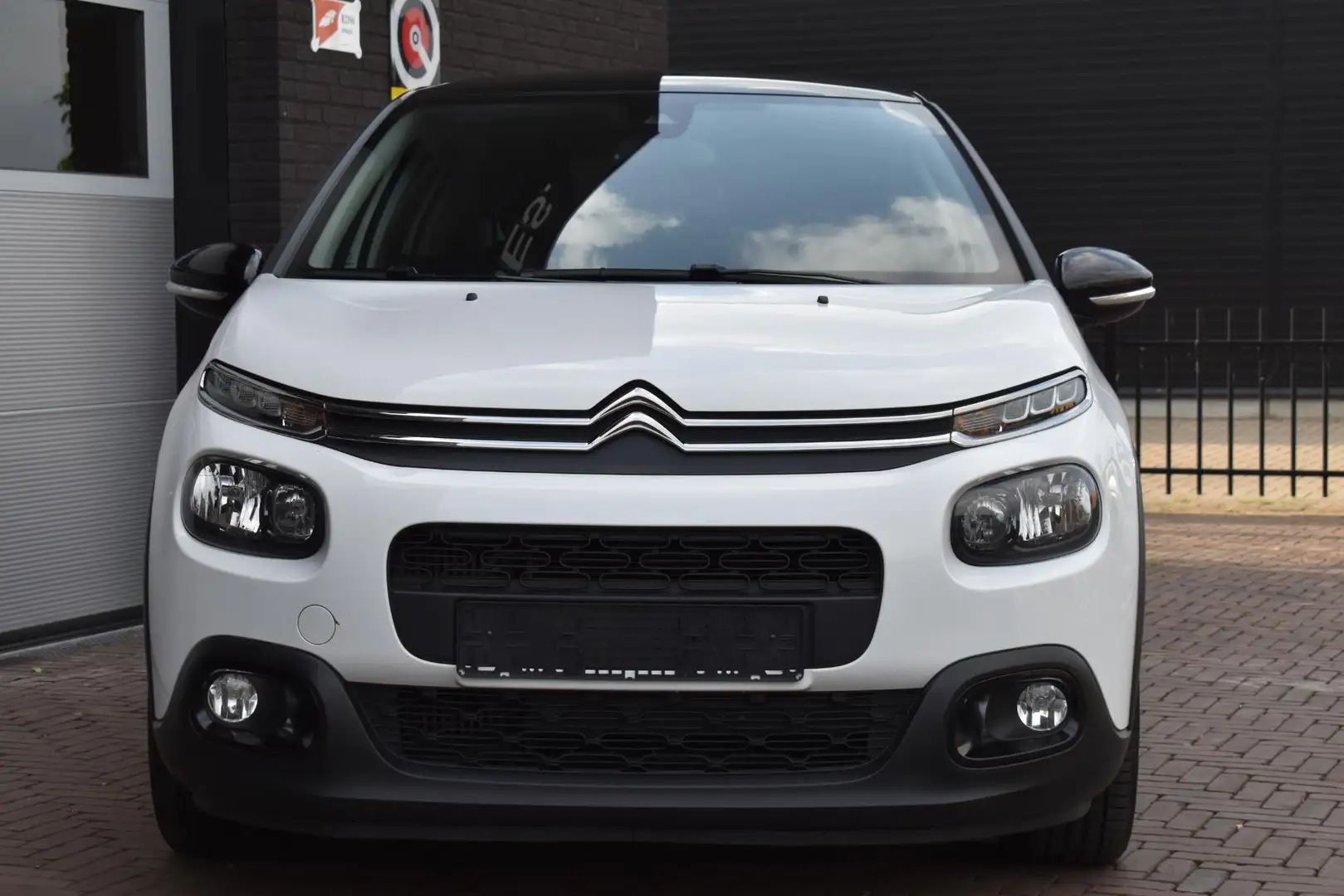 Citroen C3 1.2 PureTech 110PK Aut. Shine | Carplay | Panorama Wit - 2