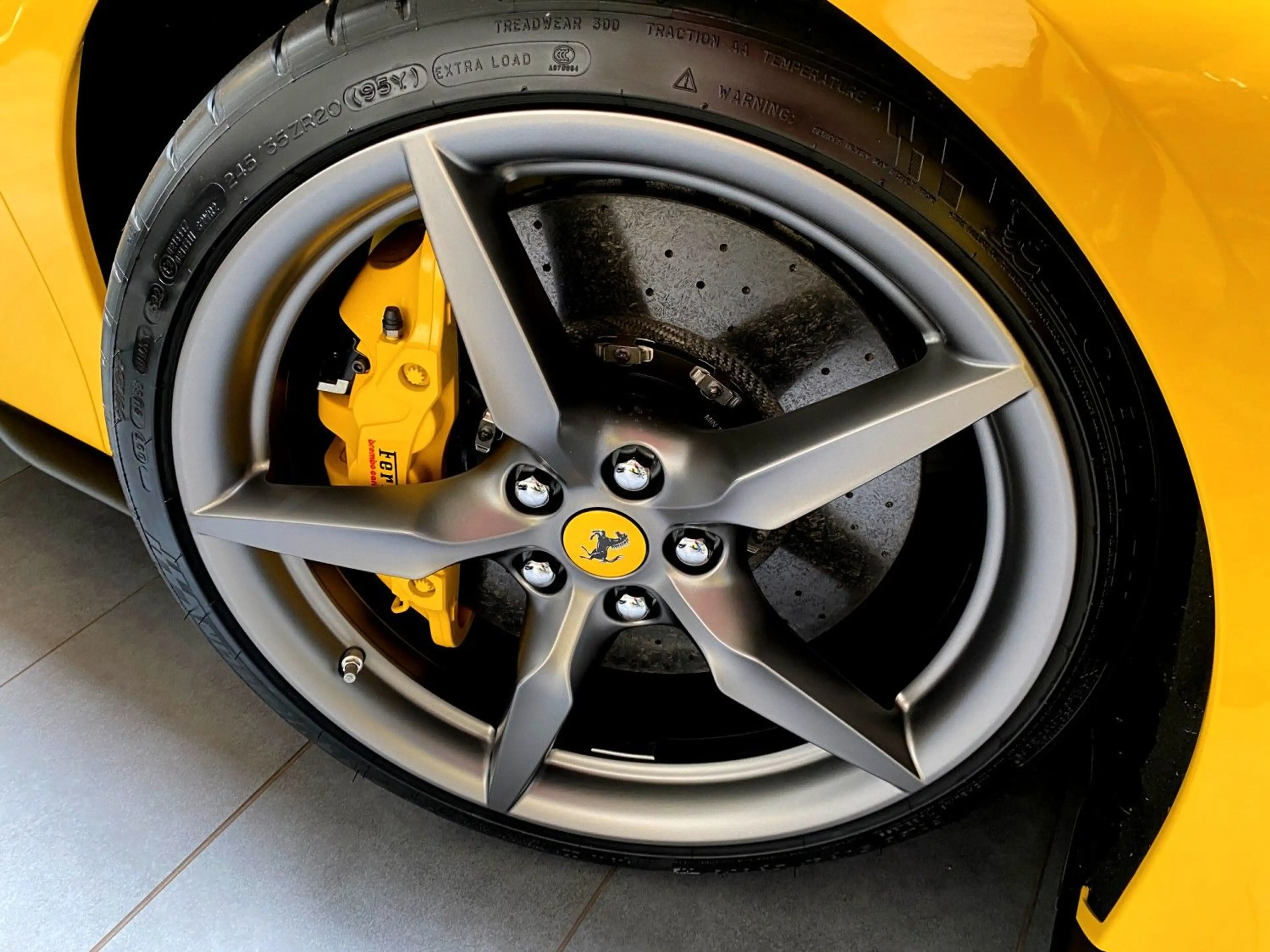 Ferrari F8 Spider Karbon Sitze R Kam Karbon LED Lenkrad — photo 9