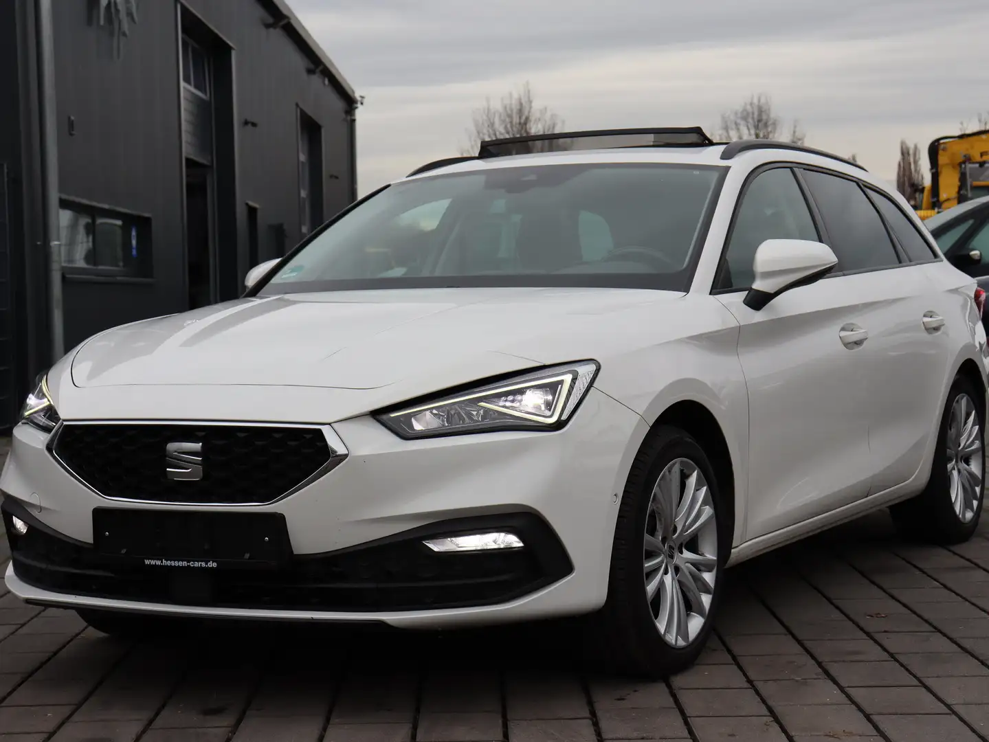 SEAT Leon Sportstourer 2.0 TDI DSG PANO*el.Heckkl*Standhzg Weiß - 1