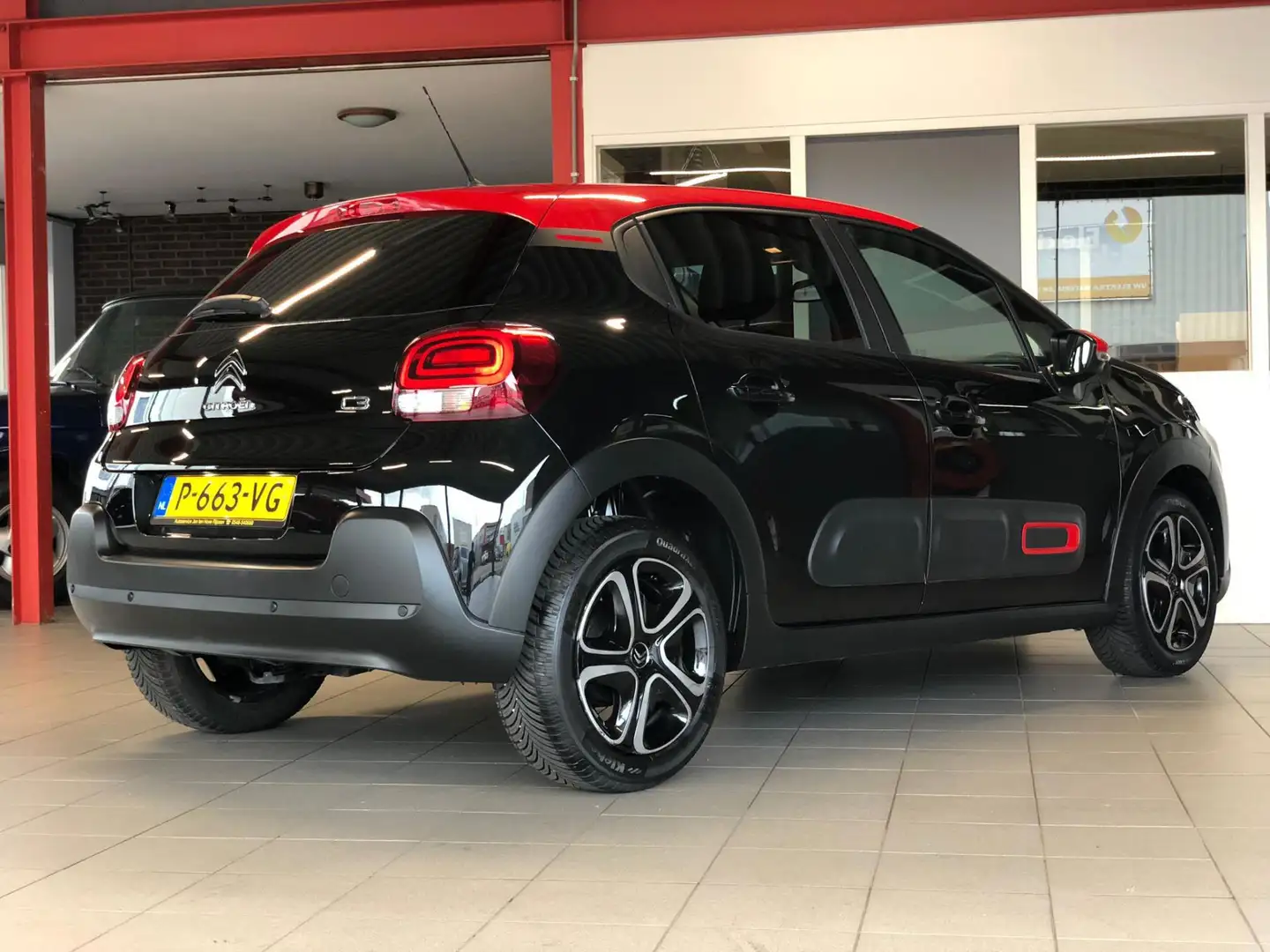 Citroen C3 1.2 PureTech Shine Business*Cruise Control*NAP*Cli Zwart - 2