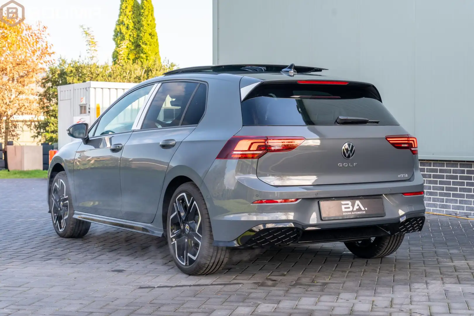 Volkswagen Golf 1.5 Etsi R-Line Facelift PANO | CAM | NIEUW Grijs - 2