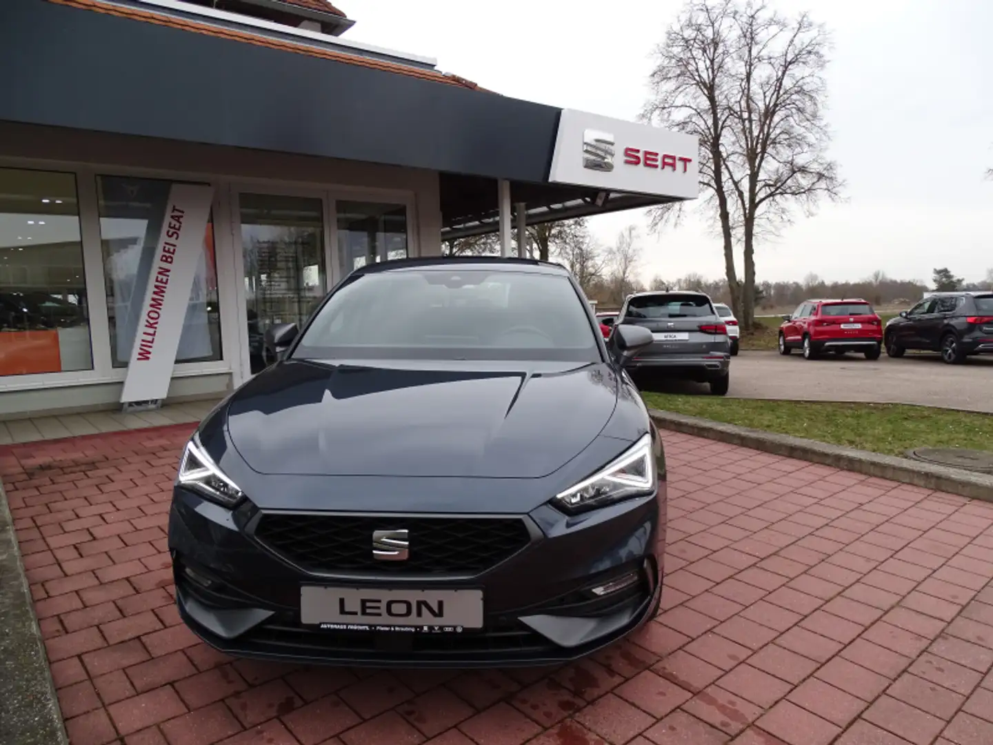 SEAT Leon Leon 1.5 eTSI ACT FR DSG 150PS Navi ACC Totwink. S Grau - 2