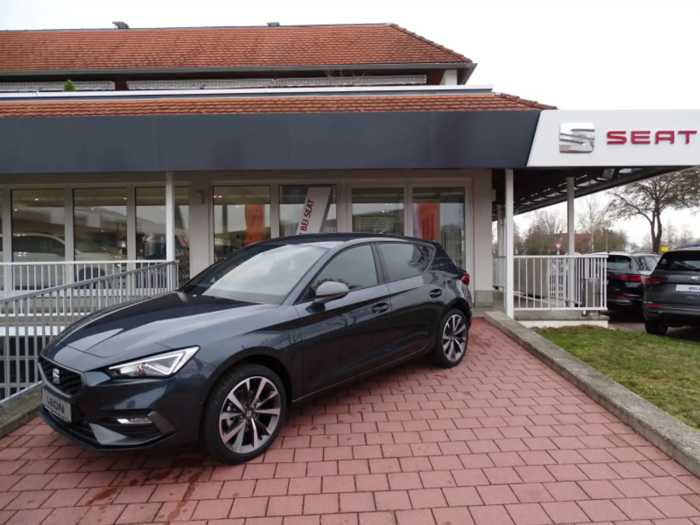 SEAT Leon Leon 1.5 eTSI ACT FR DSG 150PS Navi ACC Totwink. S Grau - 1