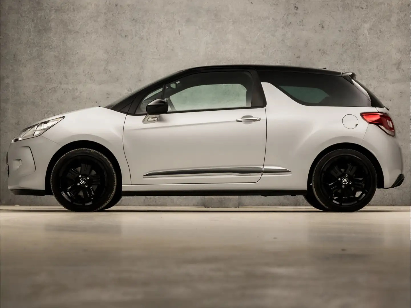 Citroen DS3 1.6 So Chic (SCHERM, CLIMATE, LEDEREN SPORTSTOELEN Gris - 2