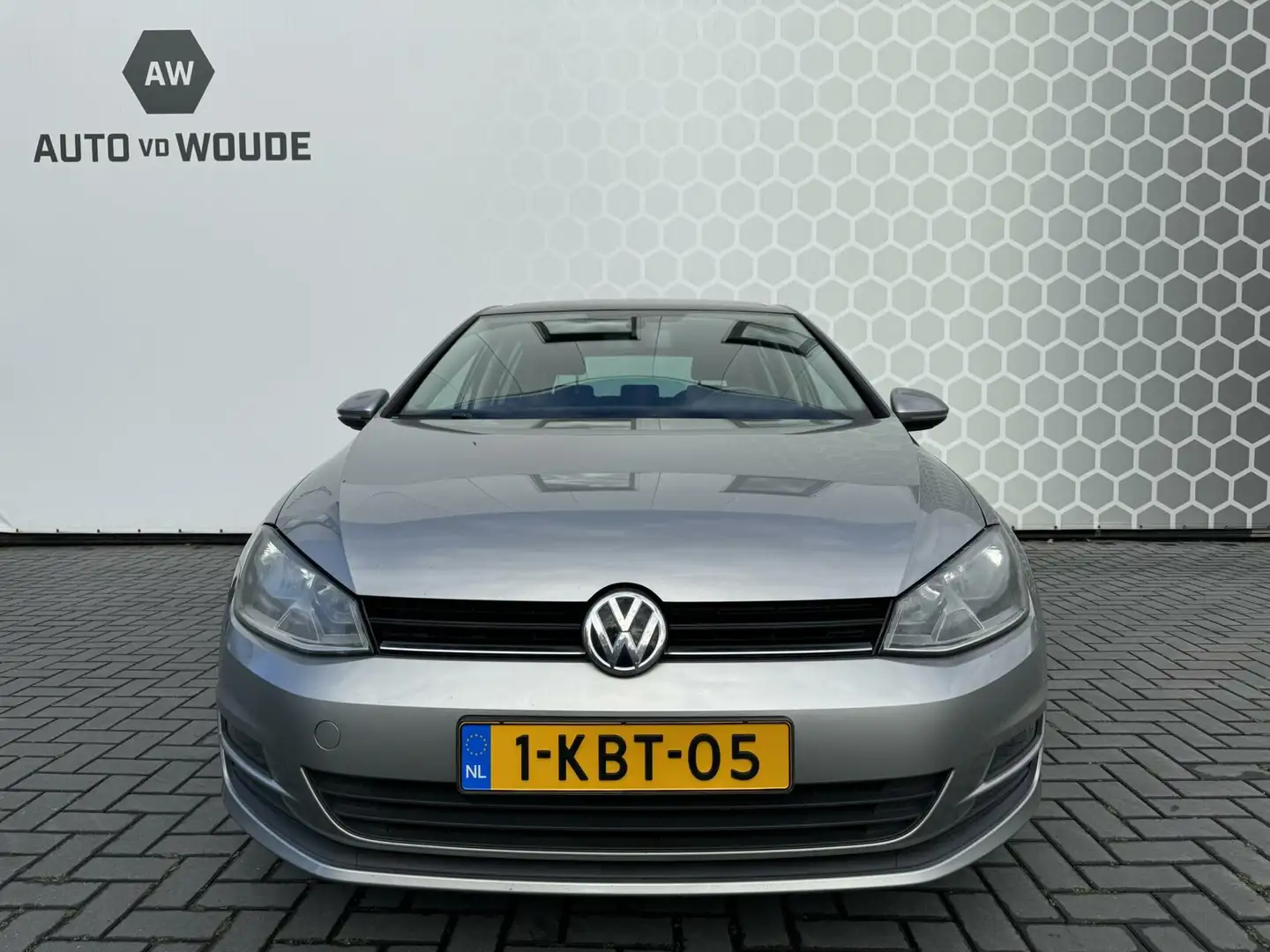 Volkswagen Golf 1.2 TSI Highline Panoramadak Trekhaak NAP Grijs - 2