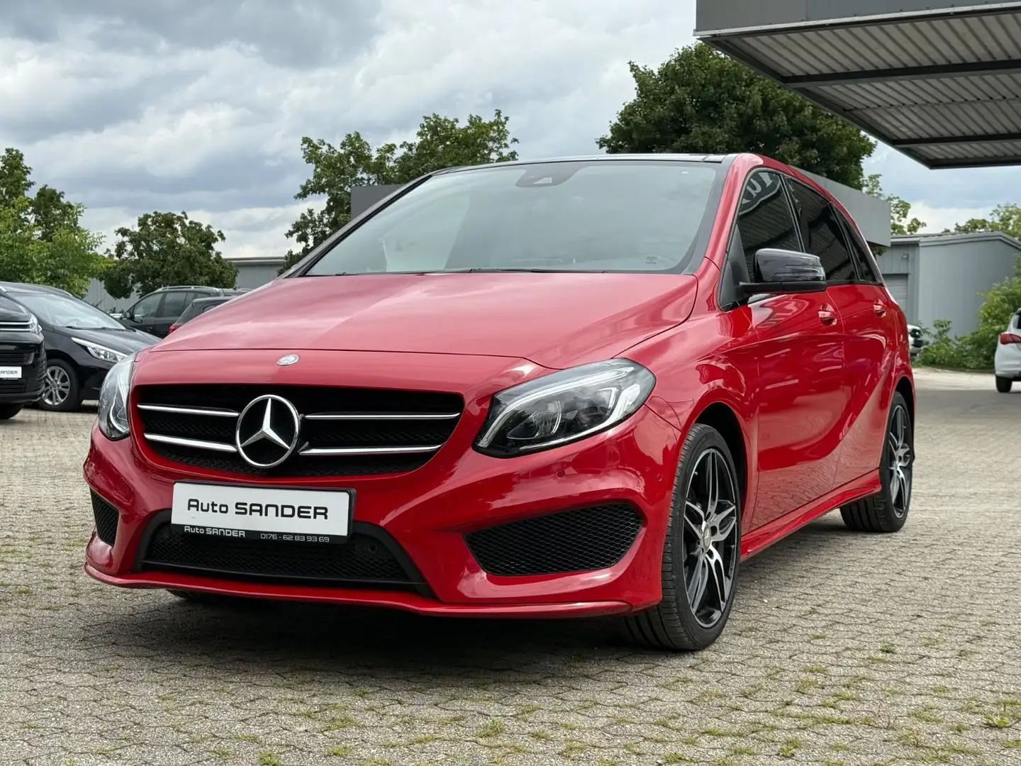 Mercedes-Benz B 180 AMG Line PANO LED NAVI AHK Červená - 2