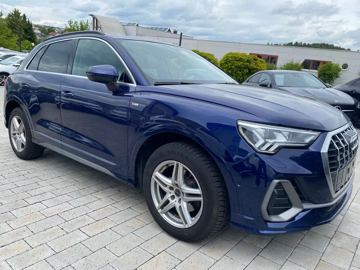 Audi Q3 35 TFSI S line Sportpaket/plus*Panorama-Matr* Bleu - 2