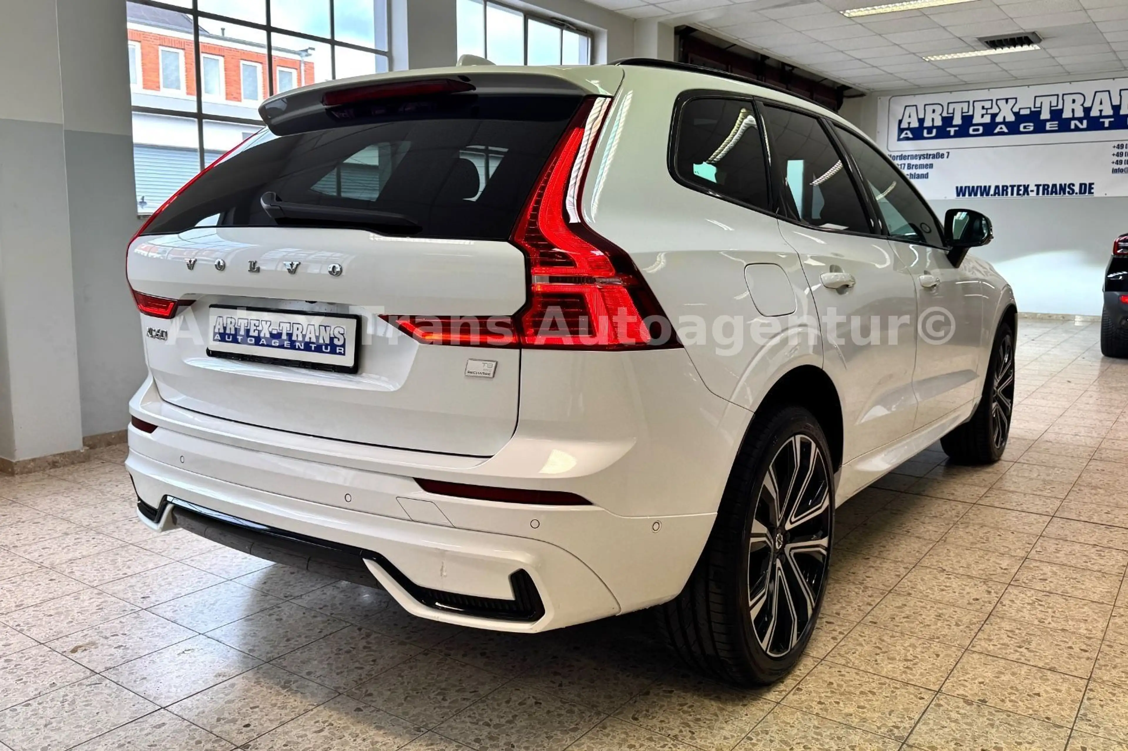 Volvo XC60 R-Design T8 AWD/PANO/H-UP/360°/H&K/ACC — photo 3
