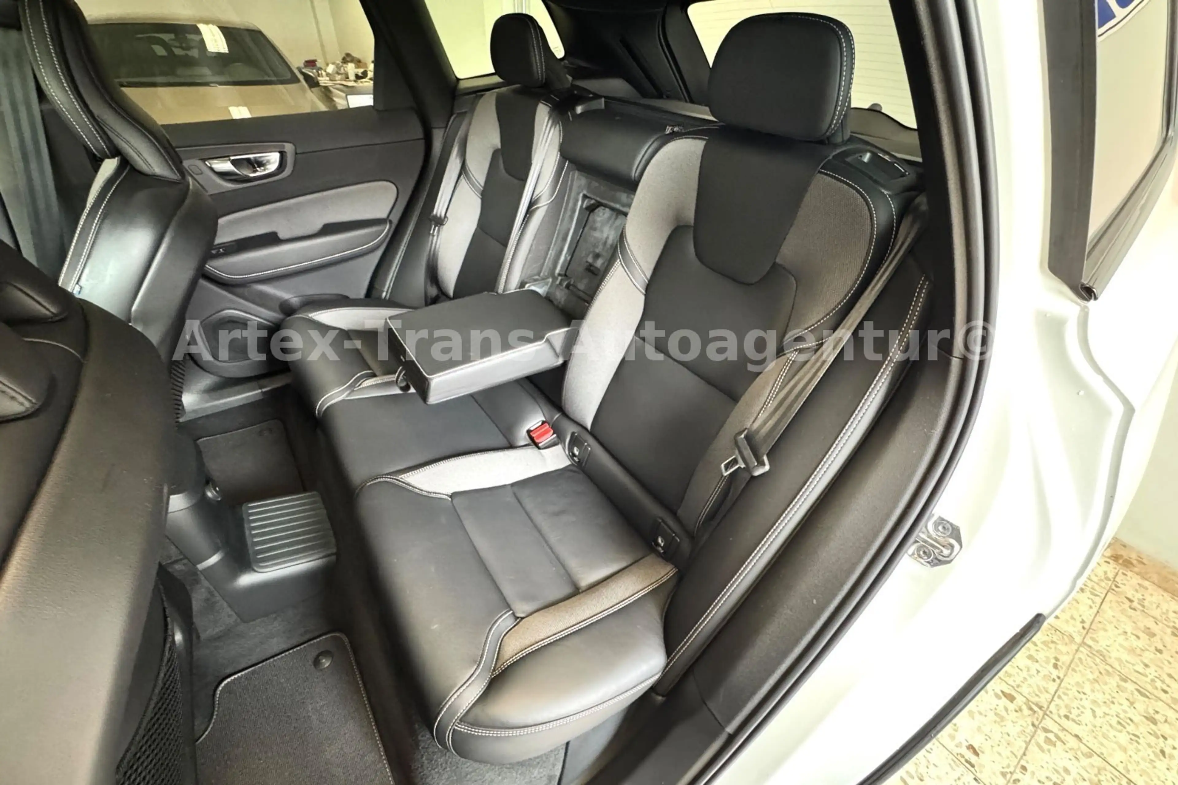 Volvo XC60 R-Design T8 AWD/PANO/H-UP/360°/H&K/ACC — photo 13