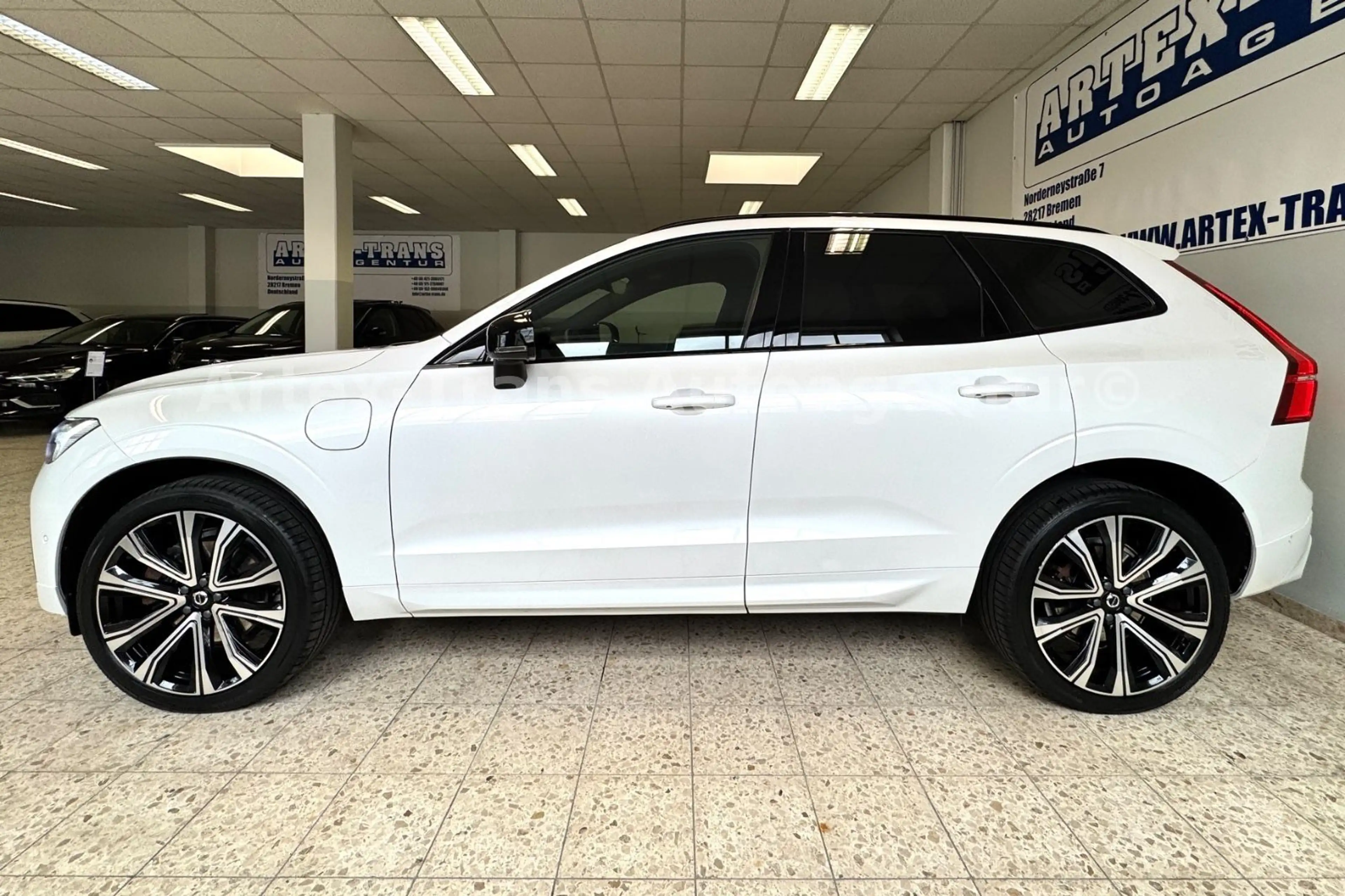 Volvo XC60 R-Design T8 AWD/PANO/H-UP/360°/H&K/ACC — photo 7